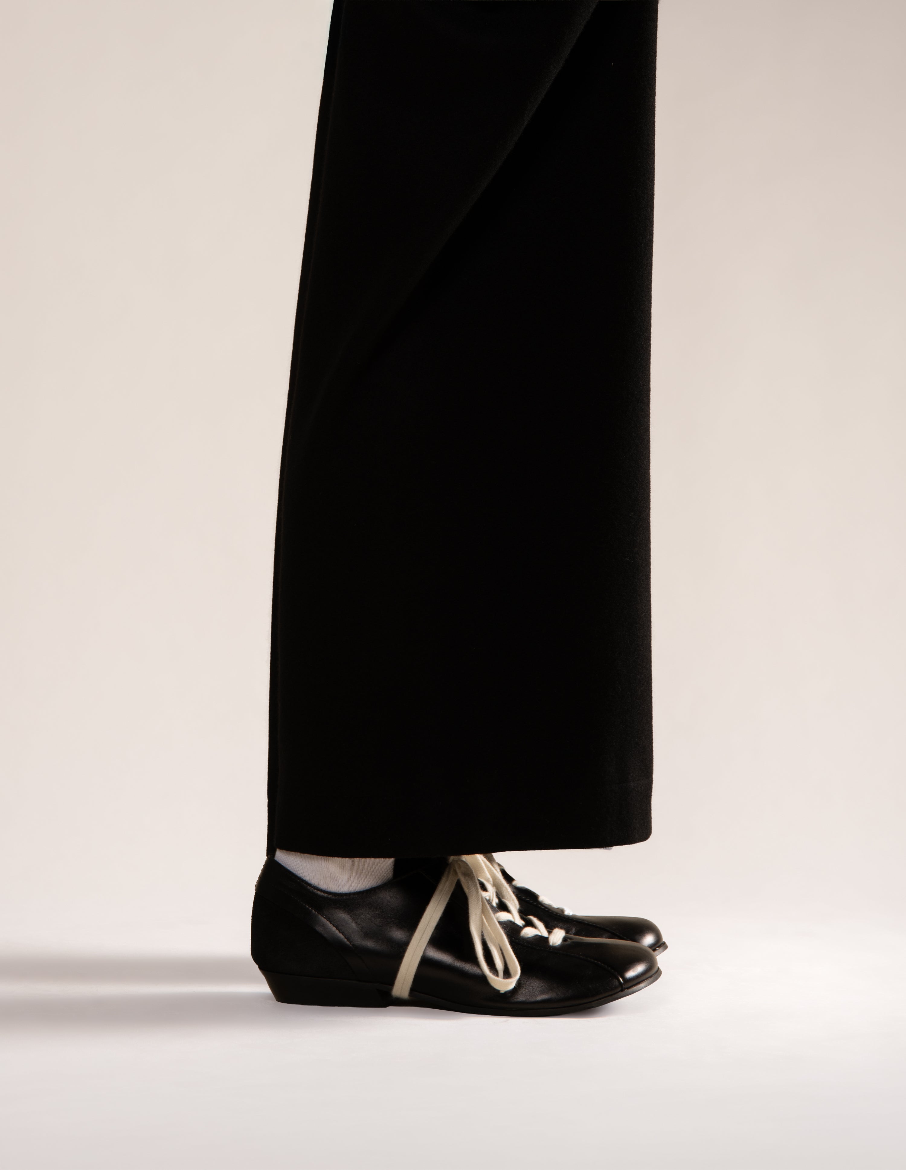 081 - CASCADE (Glazed Black, Leather)