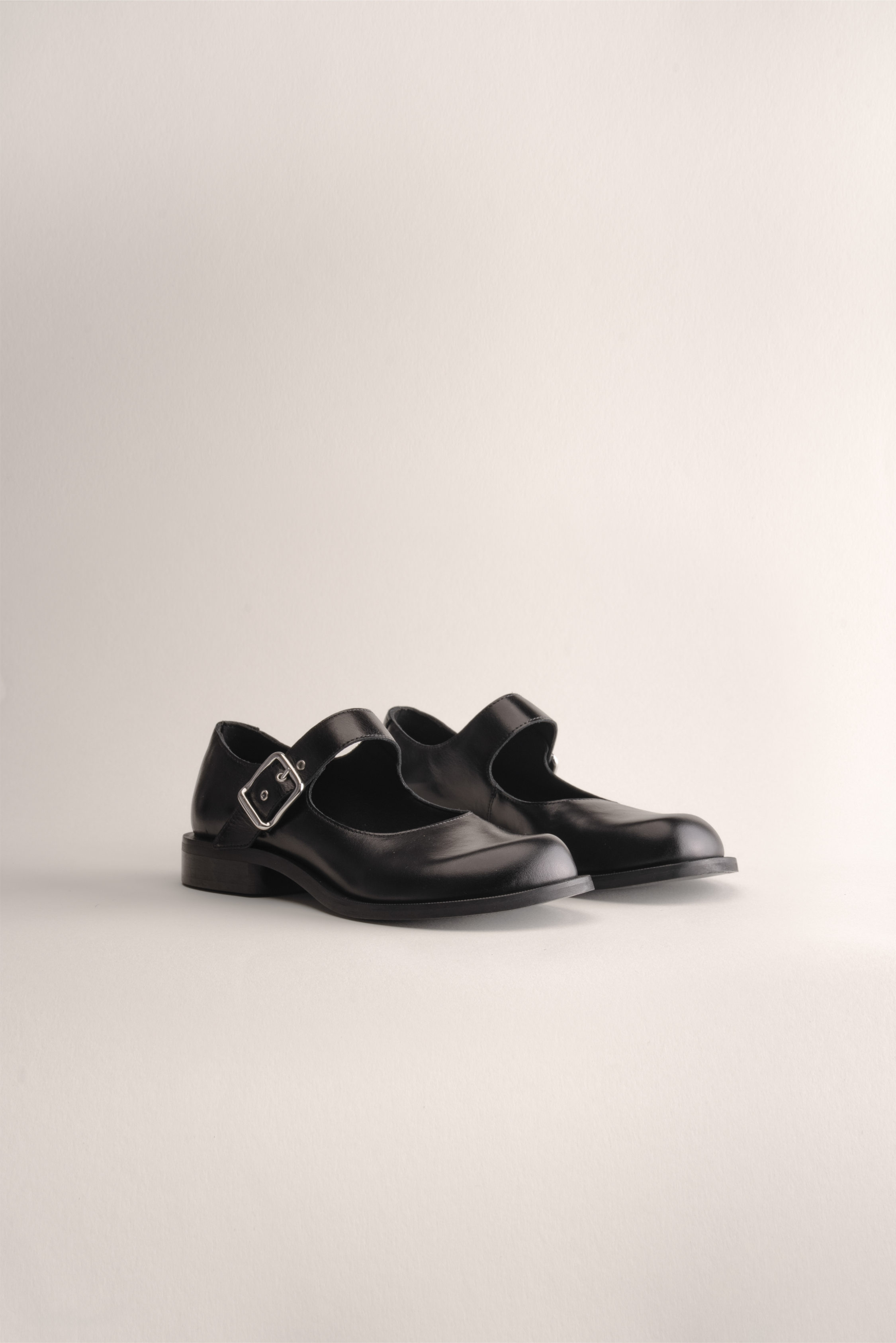 075 - MJ STRATE (Black, Glazed Leather)