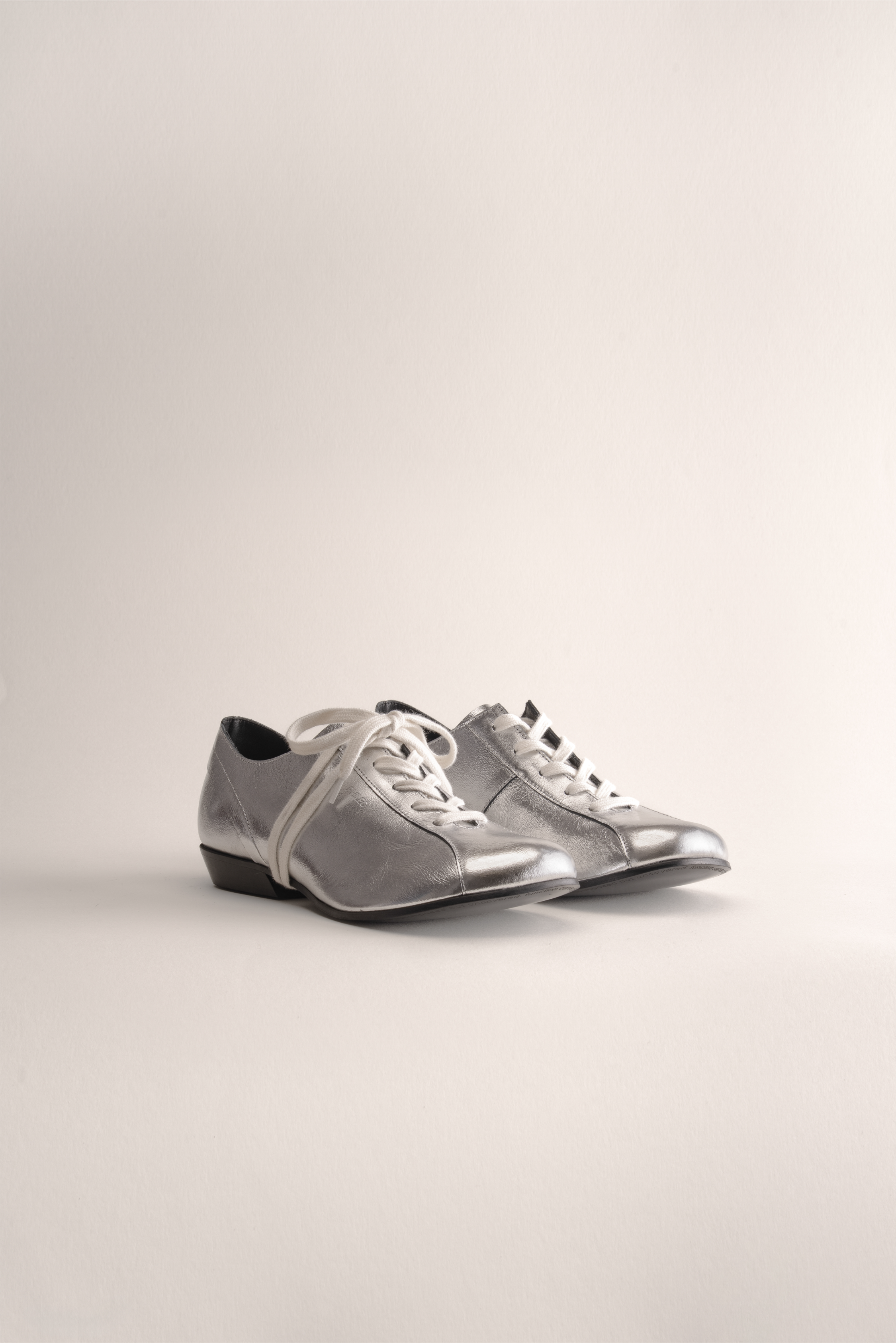 081 - CASCADE (Silver, Laminato Leather)