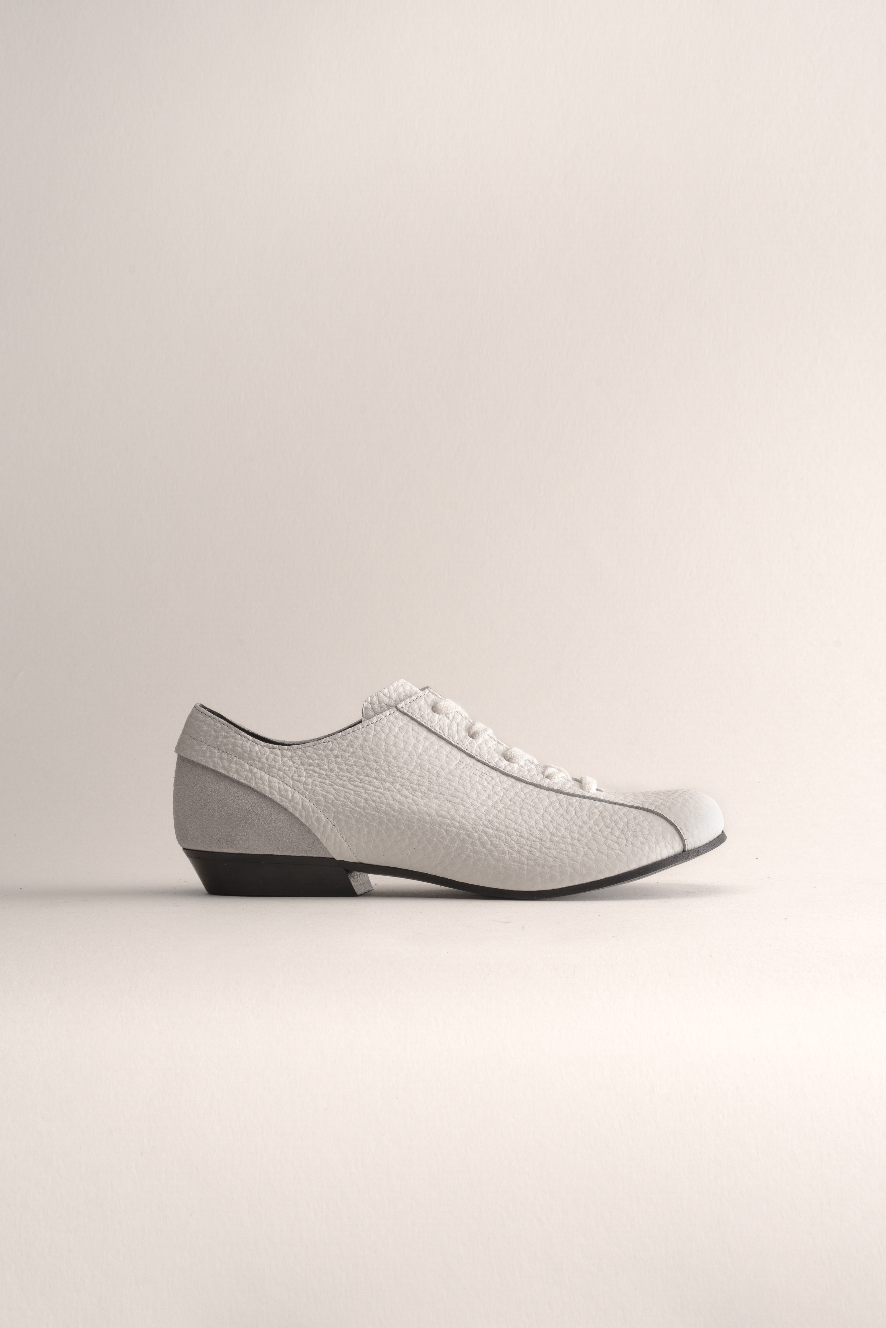 081 - CASCADE (White, Heavy Grain Leather)