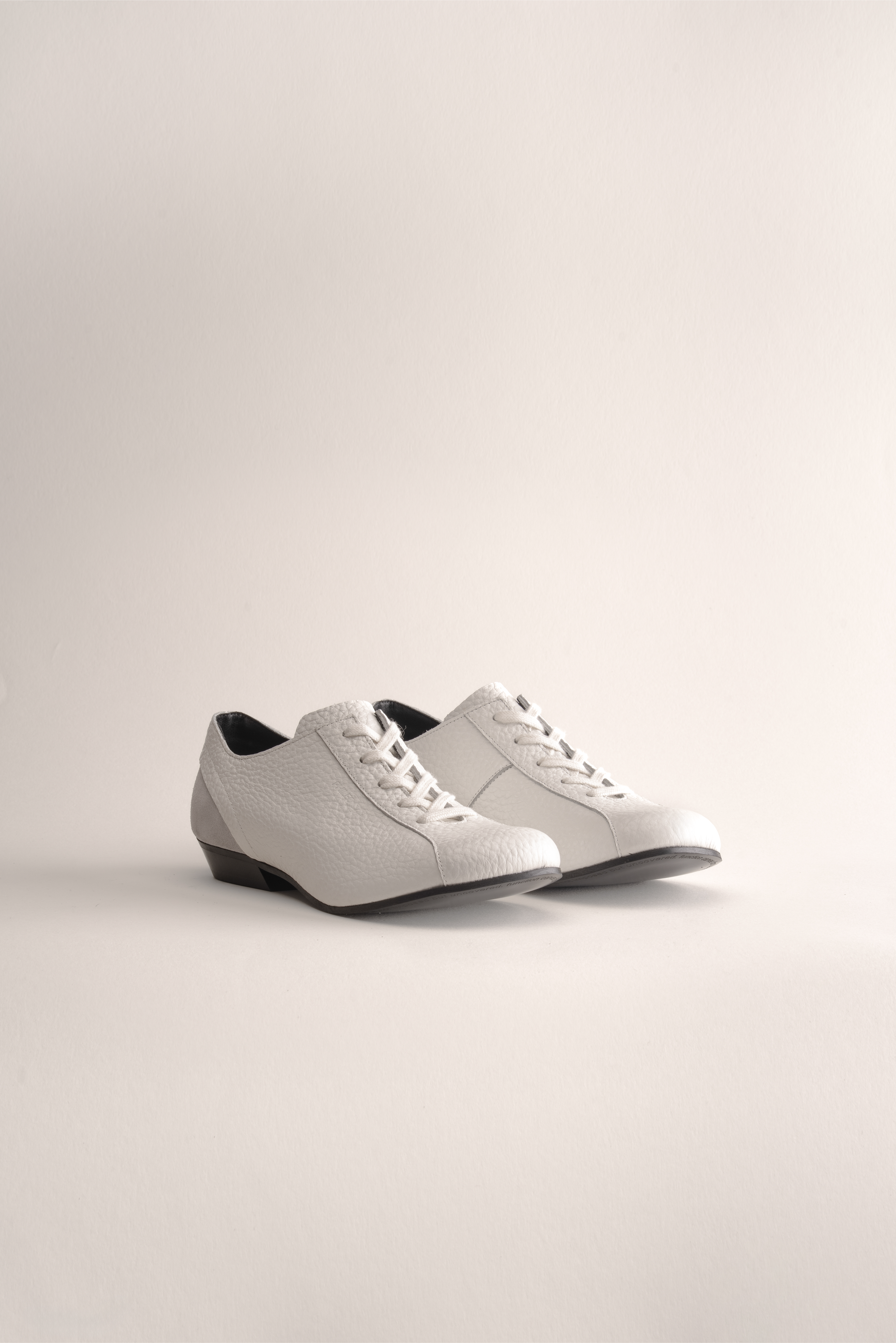 081 - CASCADE (White, Heavy Grain Leather)